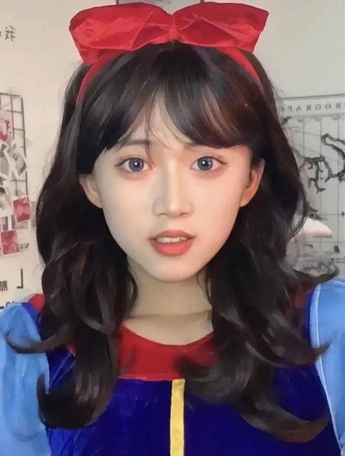 网红吃瓜男扮女装视频,网友热议性别界限与网络现象